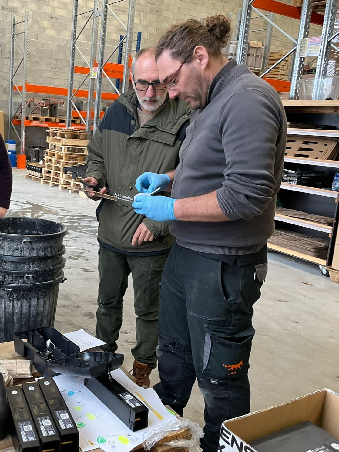 François Duret pour Ensystex et Benoit Cottin de LGH installant le piège connecté rongeur Traplinked